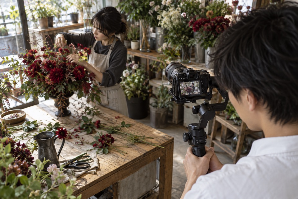 花を活ける様子をジンバル付きカメラで撮影するAIサンプル